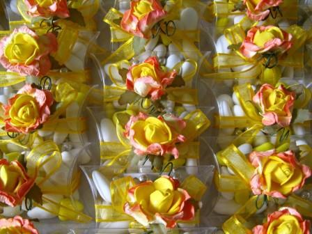 Boites transparentes garnies de dragées amande et chocolat avec ruban et déco fleur