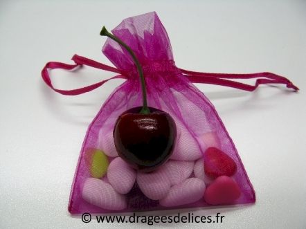 Sac en organza pas cher pour mariage baptême et communion : Sac en organza pas cher à garnir de dragées couleur fuchsia