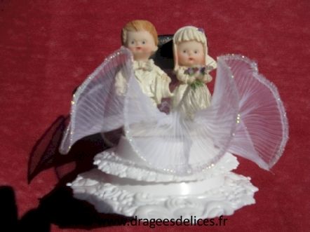 Couple romantique sur socle