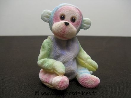 Bébé chimpanzé en pyjama pour baptême garçon ou fille : Bébé chimpanzé en pyjama pour baptême garçon ou fille