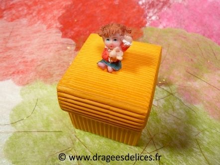 Cube en carton ondulé à garnir de dragées ou chocolats : Cube en carton ondulé à garnir de dragées ou chocolats