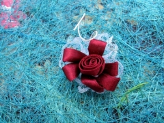 Fleur en satin avec collerette en dentelle pour déco de tulles à dragées Cerise