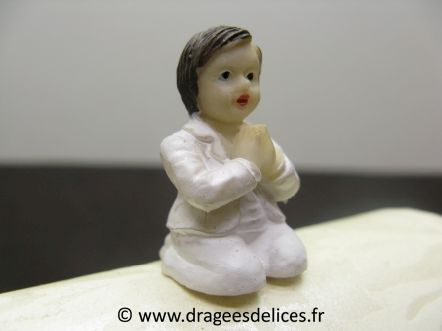 Lot de 3 mini résines communiant à genoux pour décorations : Lot pas cher de 3 mini résines communiant à genoux pour décorations