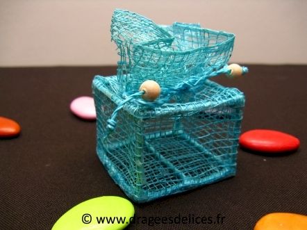 Boite carrée en sinamay pour mariage baptême et communion : Boite carrée turquoise en sinamay pour dragées