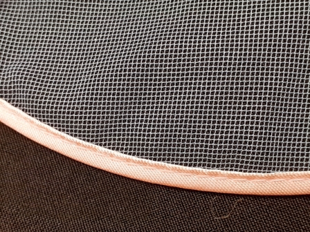 Tulle original chic pour dragées avec biais en satin : Tulle original chic pour dragées avec biais en satin de couleur saumon