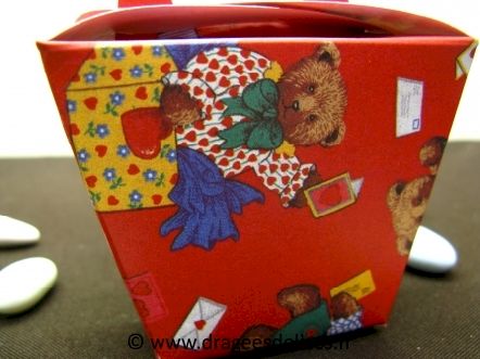 Panier baptême garçon ou fille collection les jeux de petit ours : Détail du motif du panier