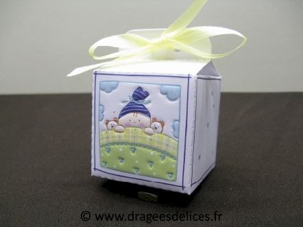 Cube en carton bébé sous la couette pour baptême garçon