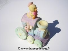 Sujet pour baptême garçon ou fille poussin sur une locomotive  