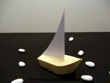 Boite voilier pour dragées de baptême collection marins : Boite voilier pour dragées de baptême collection marins couleur écru champagne