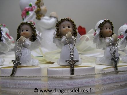 Gâteau dragées communion fille avec communiantes en résine : Communiantes en résine sur les boites de dragées part de gâteau