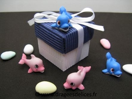 Petit dauphin pour décoration de tulles dragées et boites baptême