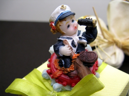 Sujet fille marin sur une bouée ou un radeau pour décoration : Sujet fille marin sur une bouée ou un radeau pour décoration