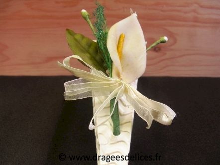 Bouquet arum avec boutons de fleur, ruban et feuille verte
