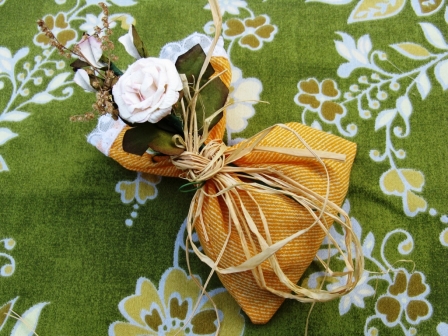 Bouquet de fleurs avec rose, arums et feuilles pour décoration : Bouquet de fleurs avec rose, arums et feuilles pour décoration sac de dragées
