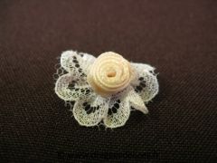 Fleur pas chère à coller avec collerette en dentelle pour décoration Ecru