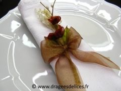 Bouquet avec nœud en organza pour attacher les serviettes Rouge