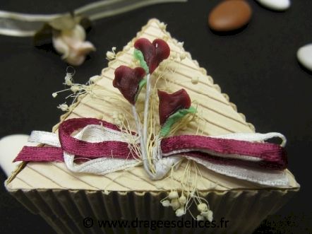 Boite à dragées en carton ondulé avec son décor bouquet et ruban : Boite à dragées avec son décor en carton ondulé écru
