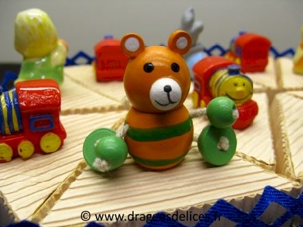 Gâteau la loco et compagnie pour baptême ou anniversaire : Sujets sur les boites de dragées du gâteau pour baptême ou anniversaire