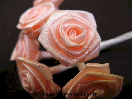 Grosse rosette ourlée pour mariage, baptême et communion : Grosse rosette ourlée fleur pêche saumon  pour mariage, baptême et communion
