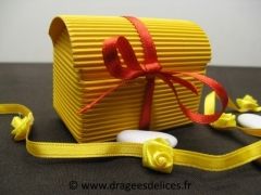 Coffre pour dragées ou chocolats de noël en carton ondulé Jaune