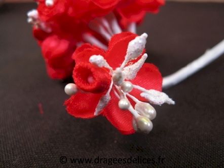 Fleur en satin perlée pour décoration de tulle à dragées