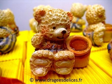 Gâteau les petits oursons pour baptême ou anniversaire : Ourson avec son pot de miel sur sa boite pour baptême ou anniversaire