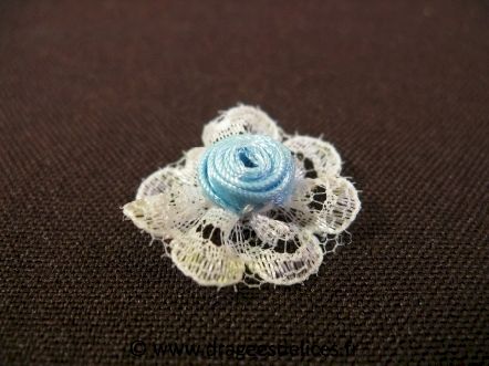 Fleur pas chère à coller avec collerette en dentelle pour décoration : Fleur pas chère bleu ciel à coller avec collerette en dentelle pour décoration