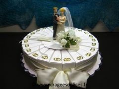 Gâteau mariage à garnir de dragées avec couple et alliances 