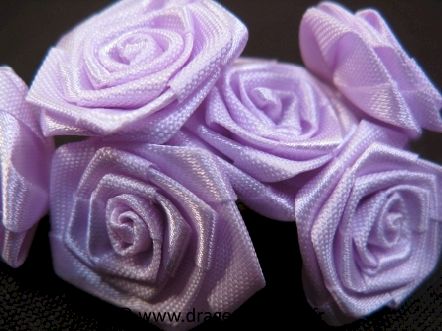 Grosse rosette ourlée pour mariage, baptême et communion : Grosse rosette ourlée fleur parme pour mariage, baptême et communion