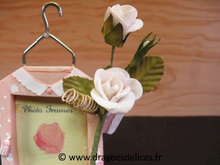 Bouquet de rose en feutrine avec feuilles et bouton de rose : Idée de présentation du bouquet avec un cadre photo