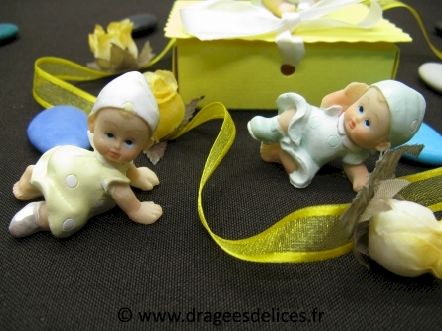 Boite livre pour baptême avec son sujet bébé pyjama : Belle boite livre pour baptême avec sa résine bébé pyjama
