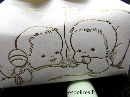 Ballotin baptême bébés coussins : Détail du dessin des bébés en dorure à chaud