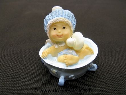 Sujet résine bébé dans son bassin prend son bain  : Sujet résine bébé garçon dans son bassin prend son bain