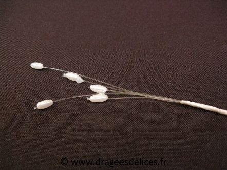 Tige de cinq brins de perles pour décoration de bouquets : Tige de cinq brins de perles blanches pour décoration de bouquets