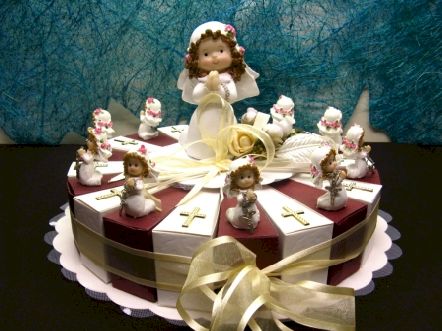Gateau communion fille bordeaux et blanc avec résines et croix