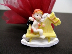 Bébé sur cheval à bascule pour décoration de baptême Rouge