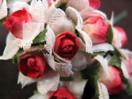 Fleur en papier, coton et tulle avec feuilles vertes pour décoration : Fleur rouge en papier, coton et tulle avec feuilles vertes pour décoration