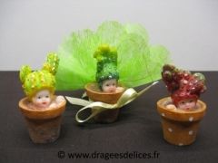 Résine originale bébé cactus sur son pot pour baptême 