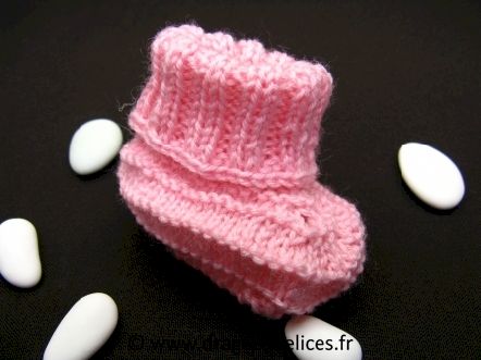 Coffre cadeaux pour baptême garçon ou fille avec ces 2 chaussons : Coffre cadeaux pour baptême fille avec ces 2 chaussons tricotés à la main