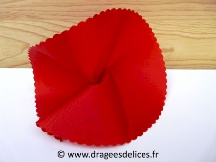 Rond de tulle à dragées en satin brillant : Rond de tulle en satin rouge pour dragées en promo