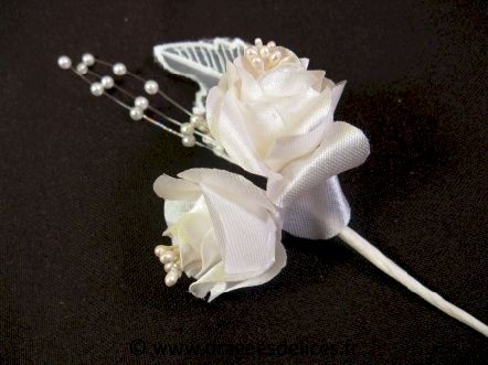Bouquet Nina avec deux fleurs en satin, feuille brodée et tiges de perles : Bouquet Nina avec deux fleurs en satin, feuille brodée et tiges de perles