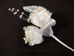 Bouquet Nina avec deux fleurs en satin, feuille brodée et tiges de perles Blanc