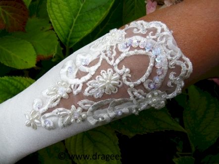 Gants en satin  avec broderie et perles sur organza