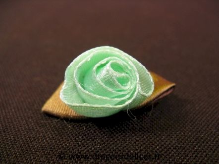 Fleur en satin avec épingle de nourrice pour décoration  : Fleur en satin verte avec feuille et épingle de nourrice pour décoration