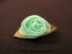 Fleur en satin avec épingle de nourrice pour décoration  Vert
