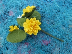 Bouquet de trois fleurs en papier pour décoration avec feuilles et gypsophile Jaune