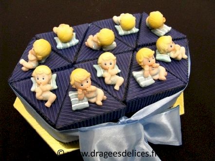 Gâteau à dragées original bébé coussin pour un baptême garçon