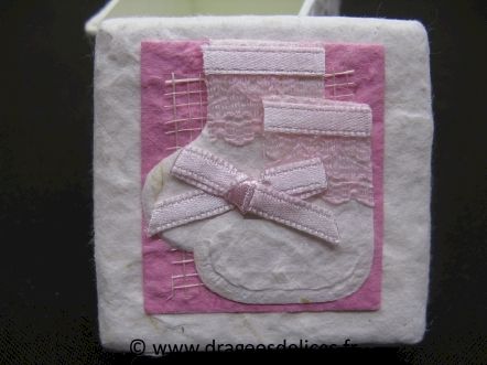 Boite pour baptême en papier maché avec décor chaussons : Boite pour baptême fille en papier maché avec décor chaussons