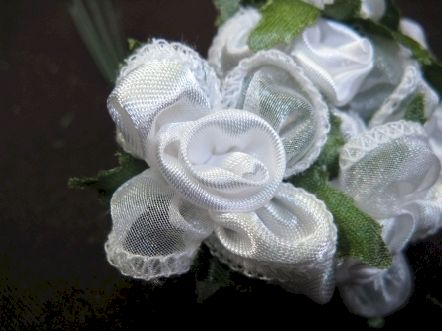 Fleur Anabelle en satin pour décoration de tulles mariage baptême et communion : Fleur en satin et organza blanche pour décoration de tulles et boites de dragées