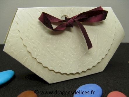 Boite classe pour dragées de mariage, baptême et communion : Boite à dragées de mariage, baptême et communion ivoire